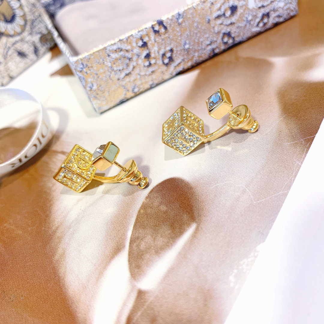 Dior DIOR方块耳环星星 镶钻字母法式耳钉