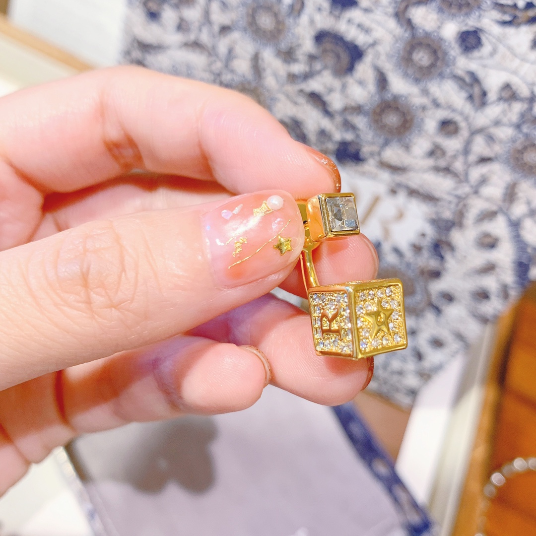 Dior DIOR方块耳环星星 镶钻字母法式耳钉