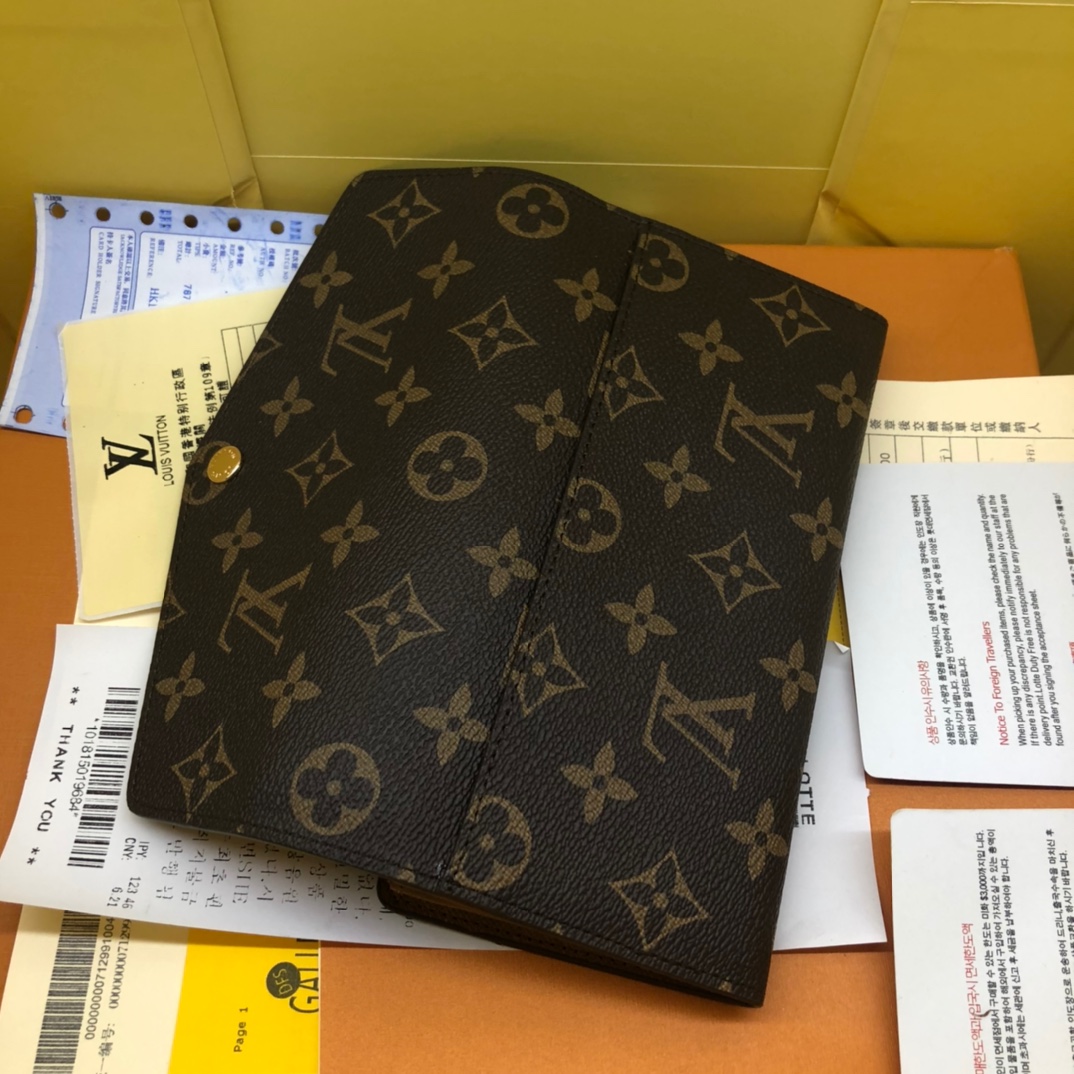 優雅なモノグラムデザインの信封式財布