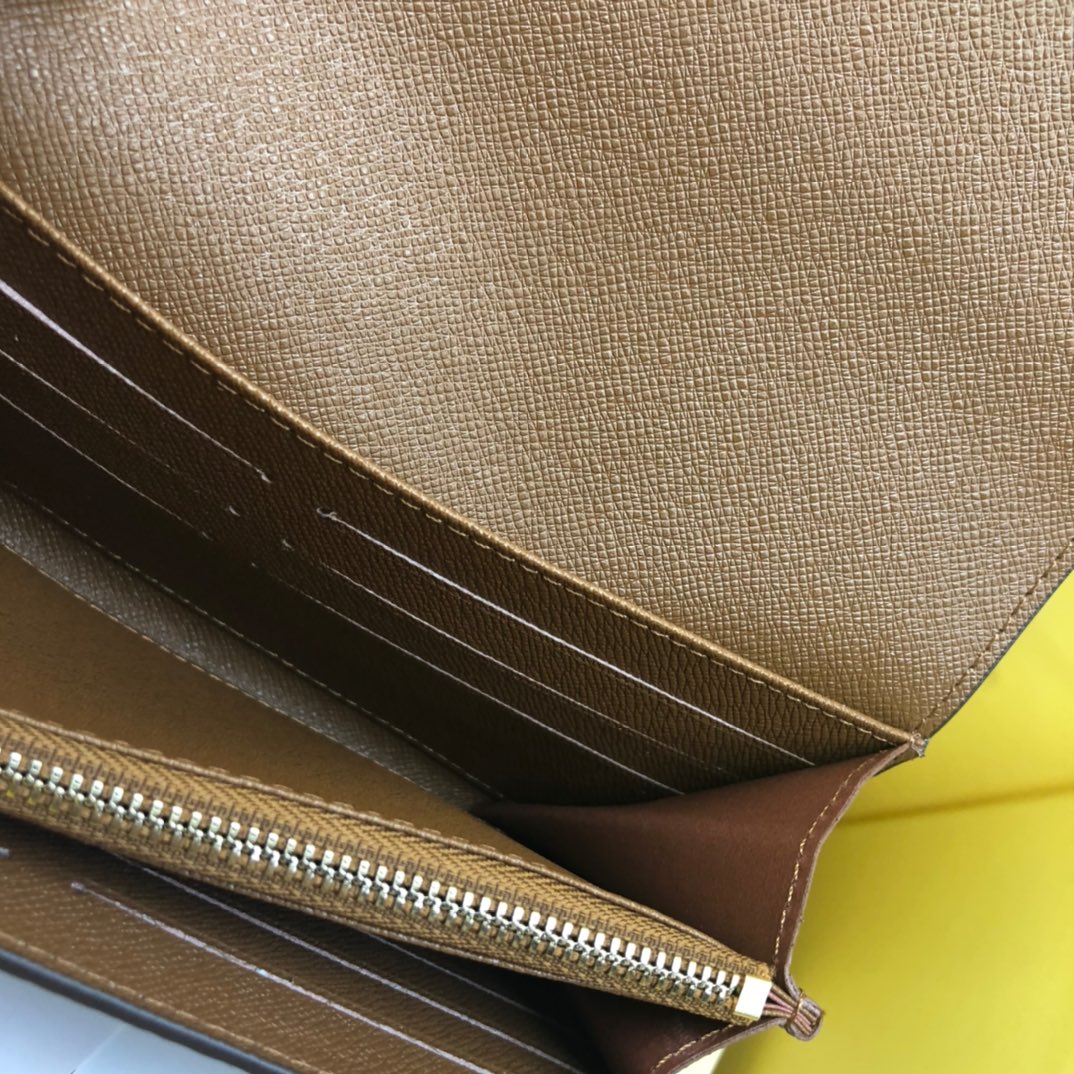 優雅なモノグラムデザインの信封式財布