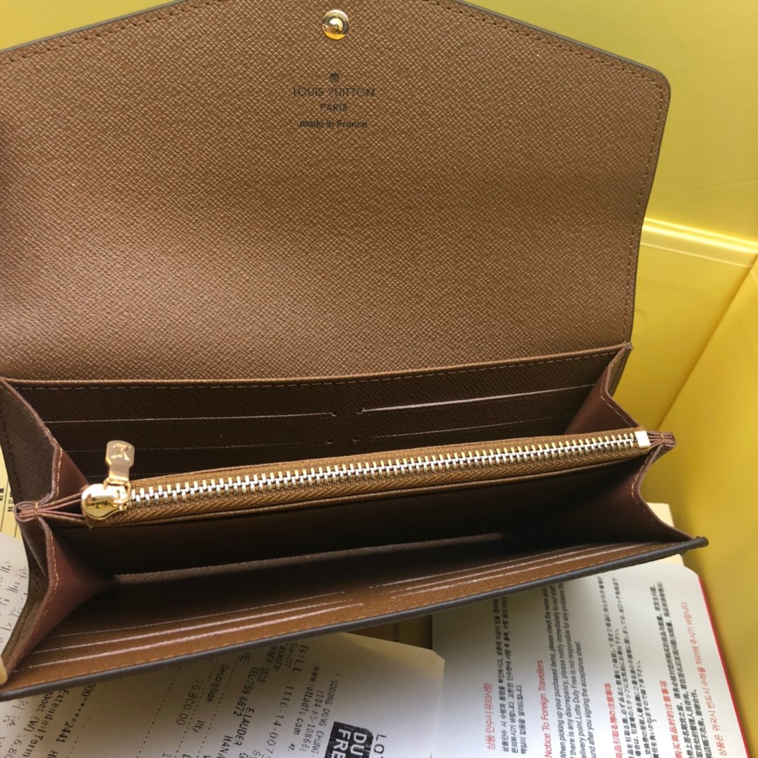 優雅なモノグラムデザインの信封式財布