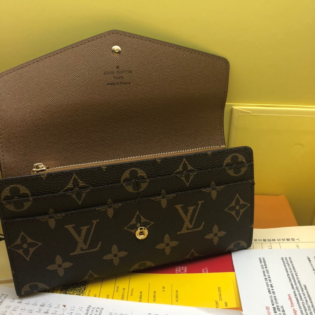 優雅なモノグラムデザインの信封式財布