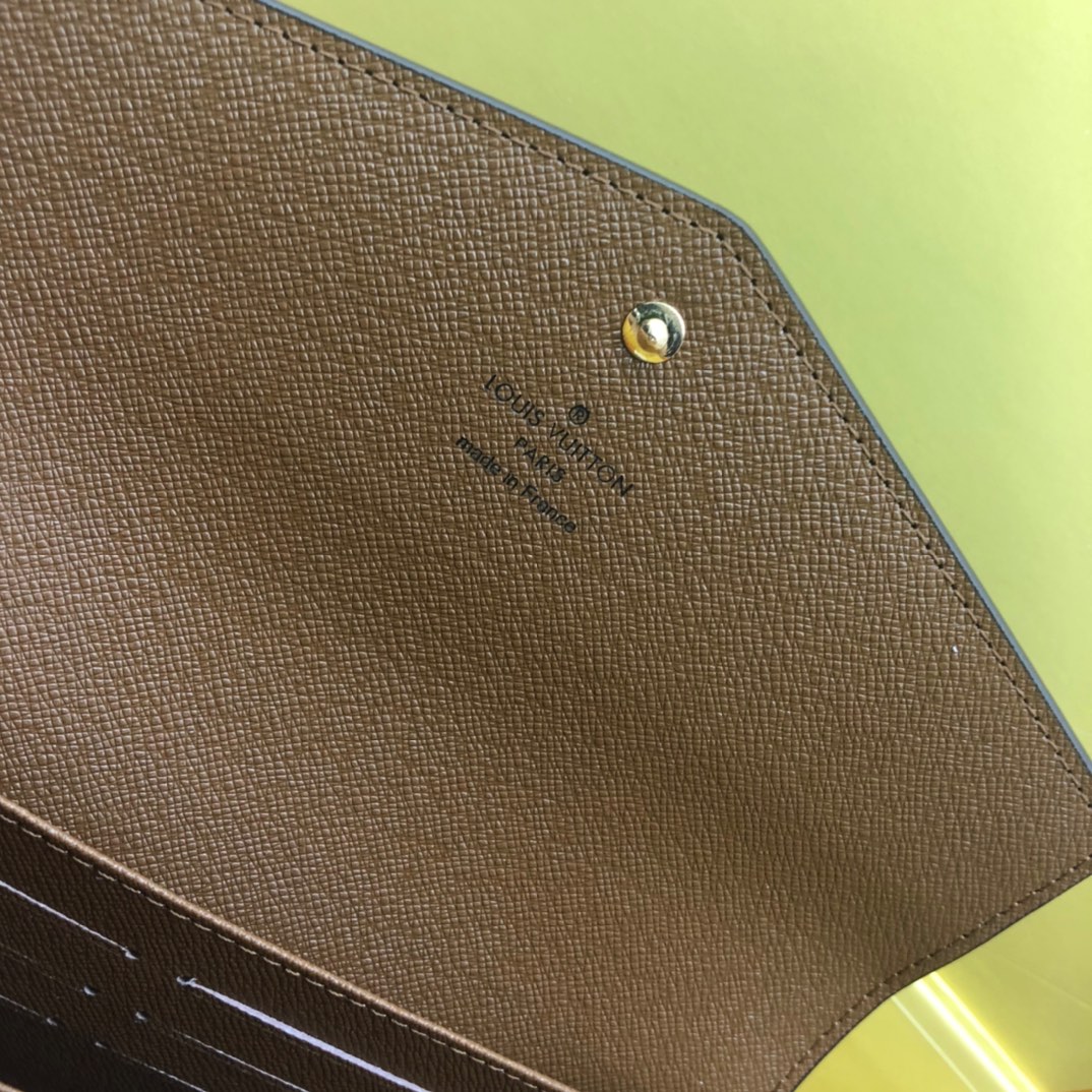 優雅なモノグラムデザインの信封式財布