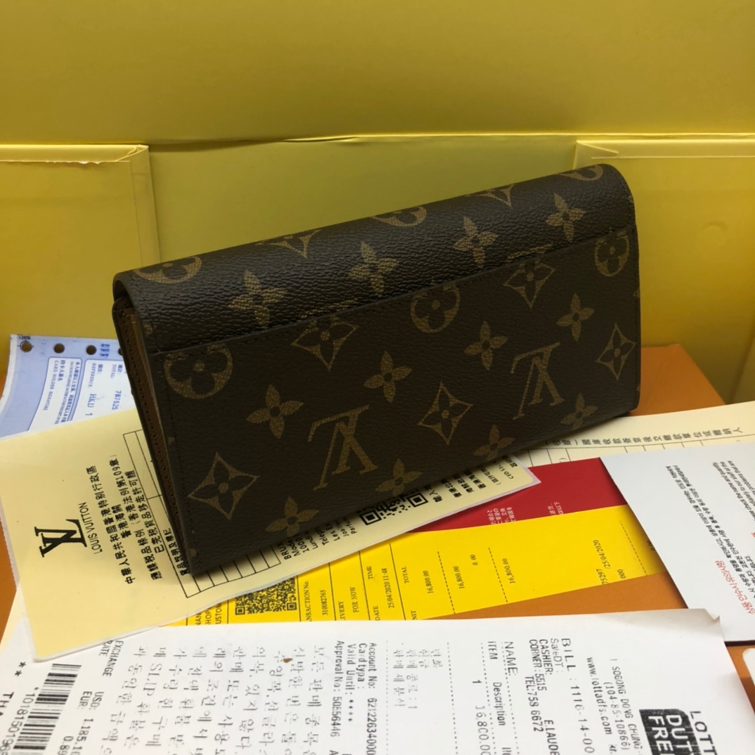 優雅なモノグラムデザインの信封式財布