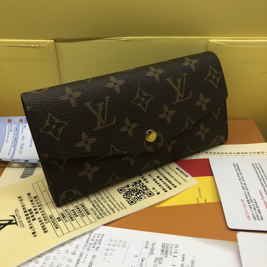 優雅なモノグラムデザインの信封式財布