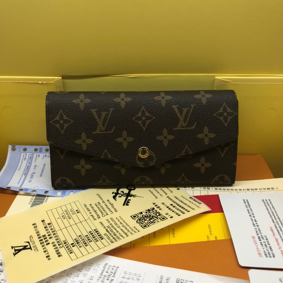 優雅なモノグラムデザインの信封式財布