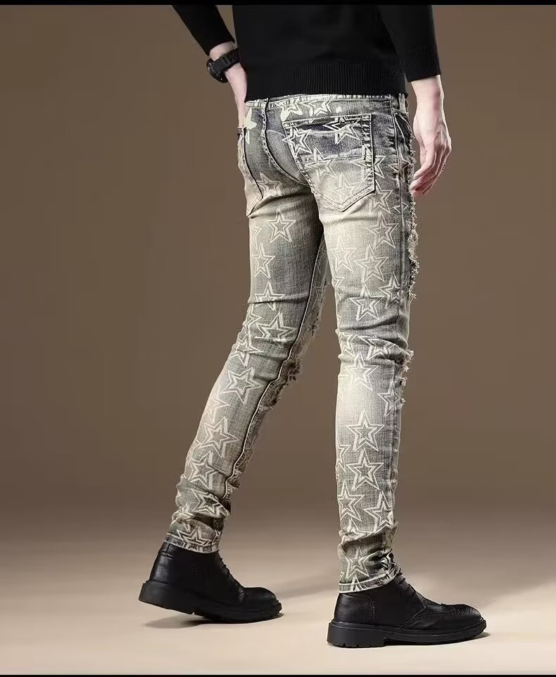 🛒购物价：60💰[原版牛仔裤,原标吊牌独家工作室新款]春秋新款牛仔裤.原厂原布原洗水！进口原版水洗弹力面料进口原版水洗弹力水洗面料，弱饱和度的中灰色在炒砂洗水测试中特别难把握，复杂的手工艺叠加，任何一个洗水环节多停留几秒都会变成完全不一样的颜色效果，所以越加珍贵，特别持久、耐味…… 选用上乘的丹宁弹力质感，真皮皮牌、高定的金属辅料……打造出独特及原创的牛仔裤款型！ 后袋三角经典logo，原版五金辅料，版型超正，舒适透气，档次极高，专柜品质，上身帅气.................................................................尺码： 28-36