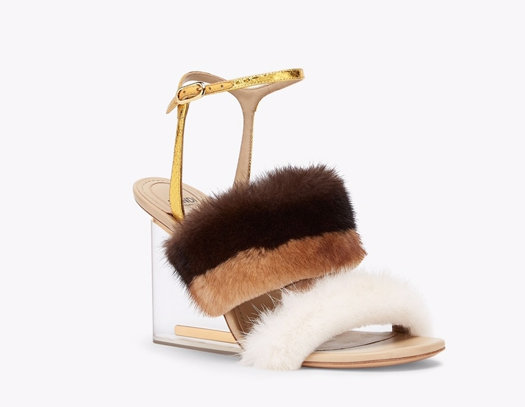 NO:166303,Fendi show style [same style for spring and summer catwalk] top-level original product, mink fur __________________________________________ One to one original production. Celebrities at home and abroad are crazy about planting grass!  The nobleness of mink hair shows elegant temperament, exclusive custom imported top mink hair wrapped with transparent heel, gold metal diagonally diagonally F-shaped three-dimensional heel, perfect contrasting color shows the most avant-garde and fashionable design concept, top materials make luxury goods, and the foot is really unexpectedly comfortable ……………………………………………………………………………………………………………………………………………………………………………………………………………………………………………………………………………………………………………………………………………………………………………………………………………………………………………………………………………………………………………………………………………………………………………………………………………………………………………………………………………………………………………………………………………………………………………………………………………………………………………………………………………………………………………………………………………………………………………………………………………………………………………………………………………………………………………………………………………………………………………………………………………19860909Fendi 秀款【春夏款T台走秀同款】顶级原版货,貂毛皮草 _____________________ 一比一原版制作 海内外明星网红们疯狂的种草！ 貂毛的高贵秀出优雅气质,独家定制的进口顶级貂毛 与透明跟包裹金色金属斜对角F形立体鞋跟,完美的撞色 展现出最前卫时尚舒服的设计理念, 顶尖材料配制出奢华级货品 上脚真的是出乎意料的舒服 …………………………………… 鞋面进口顶级貂毛 内里垫脚 进口优质山羊皮） 鞋跟9cm独立开模透明重工烤漆F立体跟 鞋底 牛皮大底 码数 35-40（34定制不退换） 颜色 ②图片色系 包装 全套原版包装 等级顶级版本【温馨提示只换同色码数】,凉鞋,fendi,sandals,cowhide,sheepskin,Women's Shoes