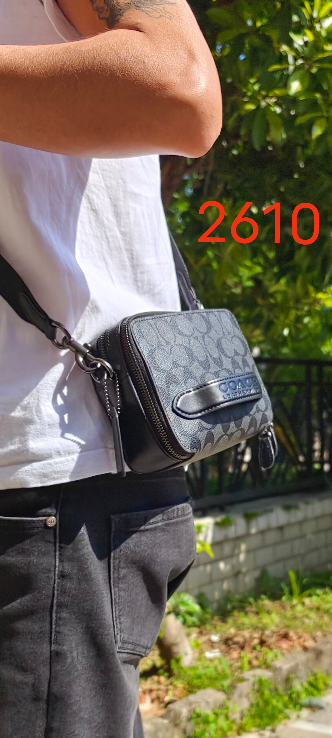 Coach coach2610 蔻驰新款男士极简随身相机包 Charter 可以单肩斜挎 也可以手拿 尺寸： 19*13*4.5