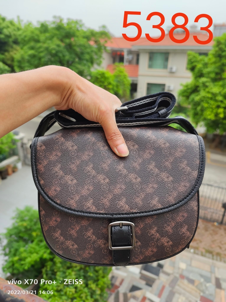 Coach 款号： C5383黑色 coach Hitch Crossbody Bag 主打休闲风 超大翻盖与易开合金属扣设计是日常通勤的不二之选 Horse & Carriage 印花