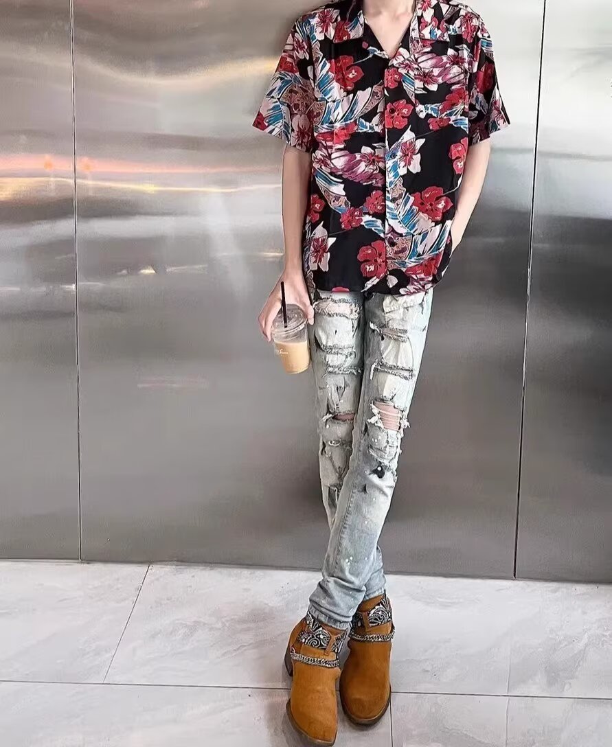 🛒购物价：60💰[原版牛仔裤,原标吊牌独家工作室新款]春秋新款牛仔裤.原厂原布原洗水！进口原版水洗弹力面料进口原版水洗弹力水洗面料，弱饱和度的中灰色在炒砂洗水测试中特别难把握，复杂的手工艺叠加，任何一个洗水环节多停留几秒都会变成完全不一样的颜色效果，所以越加珍贵，特别持久、耐味…… 选用上乘的丹宁弹力质感，真皮皮牌、高定的金属辅料……打造出独特及原创的牛仔裤款型！ 后袋三角经典logo，原版五金辅料，版型超正，舒适透气，档次极高，专柜品质，上身帅气.................................................................尺码： 28-36