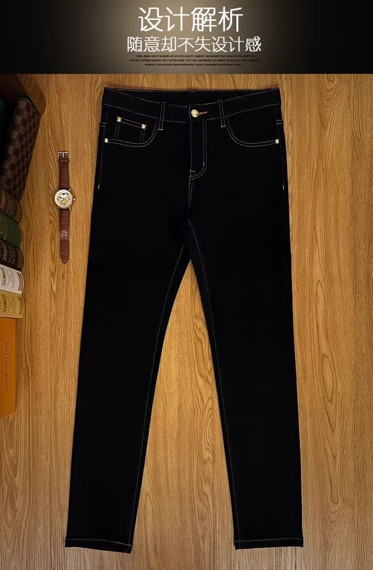 🛒购物价：60💰[原版牛仔裤,原标吊牌独家工作室新款]春秋新款牛仔裤.原厂原布原洗水！进口原版水洗弹力面料进口原版水洗弹力水洗面料，弱饱和度的中灰色在炒砂洗水测试中特别难把握，复杂的手工艺叠加，任何一个洗水环节多停留几秒都会变成完全不一样的颜色效果，所以越加珍贵，特别持久、耐味…… 选用上乘的丹宁弹力质感，真皮皮牌、高定的金属辅料……打造出独特及原创的牛仔裤款型！ 后袋三角经典logo，原版五金辅料，版型超正，舒适透气，档次极高，专柜品质，上身帅气.................................................................尺码： 28-36