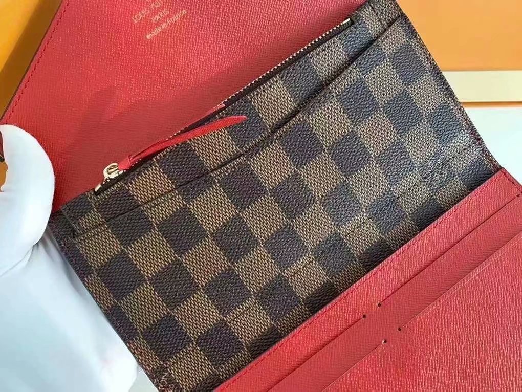 P125Josephine 钱夹以路易威登的首款钱夹为设计灵感，采用柔软的 Monogram 帆布制成，并衬以颜色鲜艳的内衬，令品牌经典设计流露别样俏丽时尚之美。 长而扁平的造型使其可以轻松地放入任何口袋或手袋中。型号：M60708   尺寸：19/10.