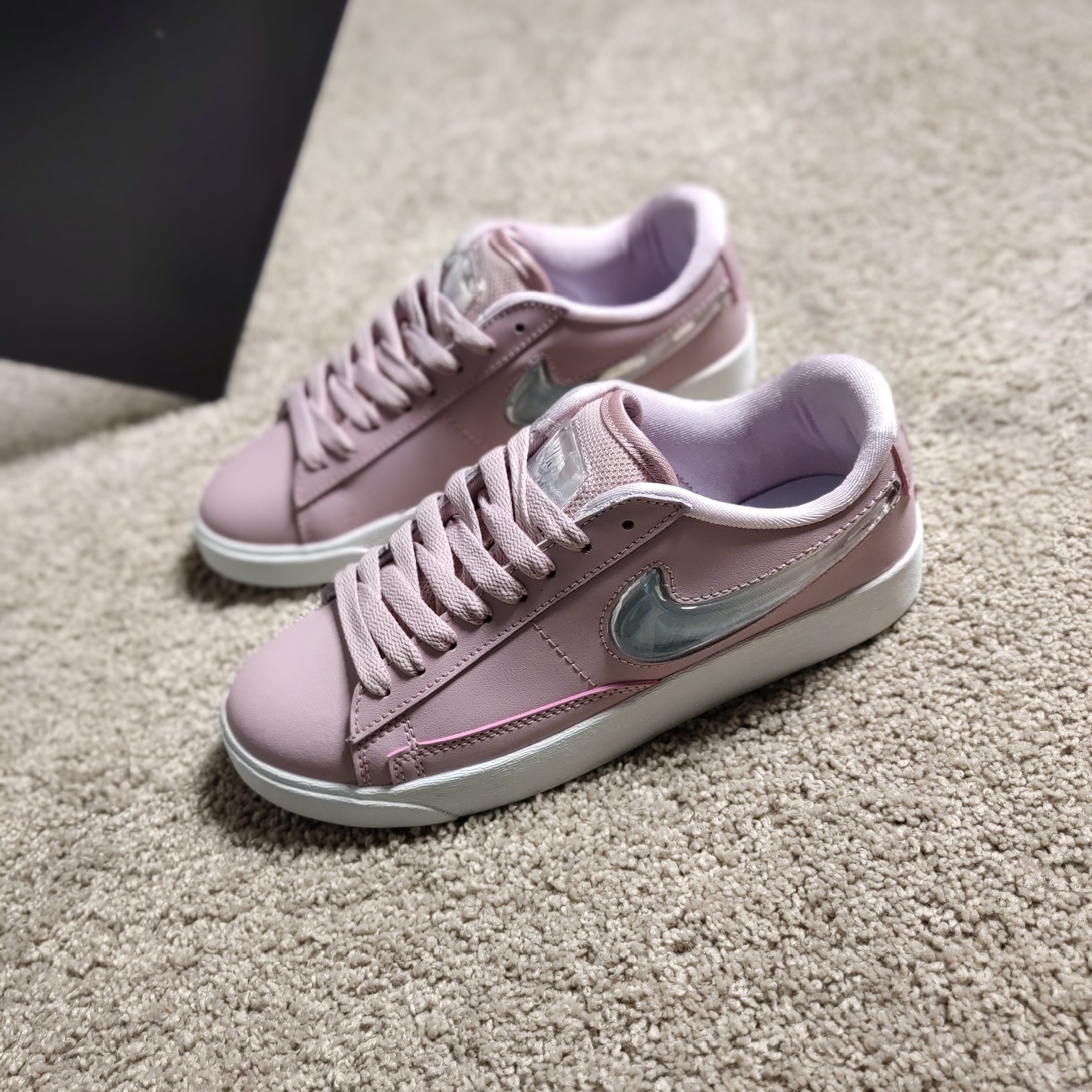 90<br />公司级原单 开拓者<br /> Nike BLAZER LOW LX 果冻渐变钩闪亮复古休闲板鞋 36 36.5 37.5 38 38.5 39 40