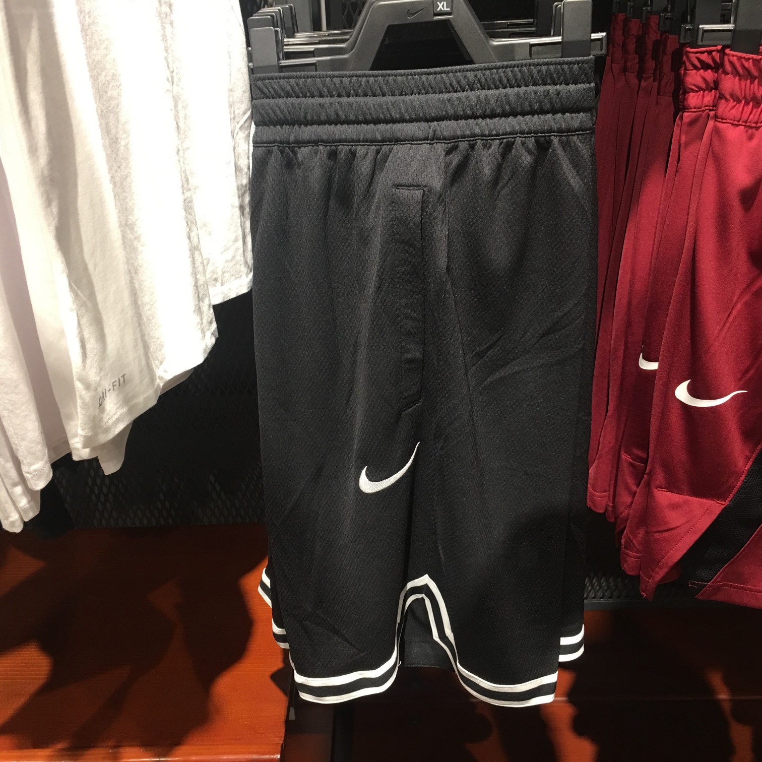 60 耐克专柜新款网眼刺绣短裤 NIKE. DRI-FIT 新款运动短裤 上身舒适透气！