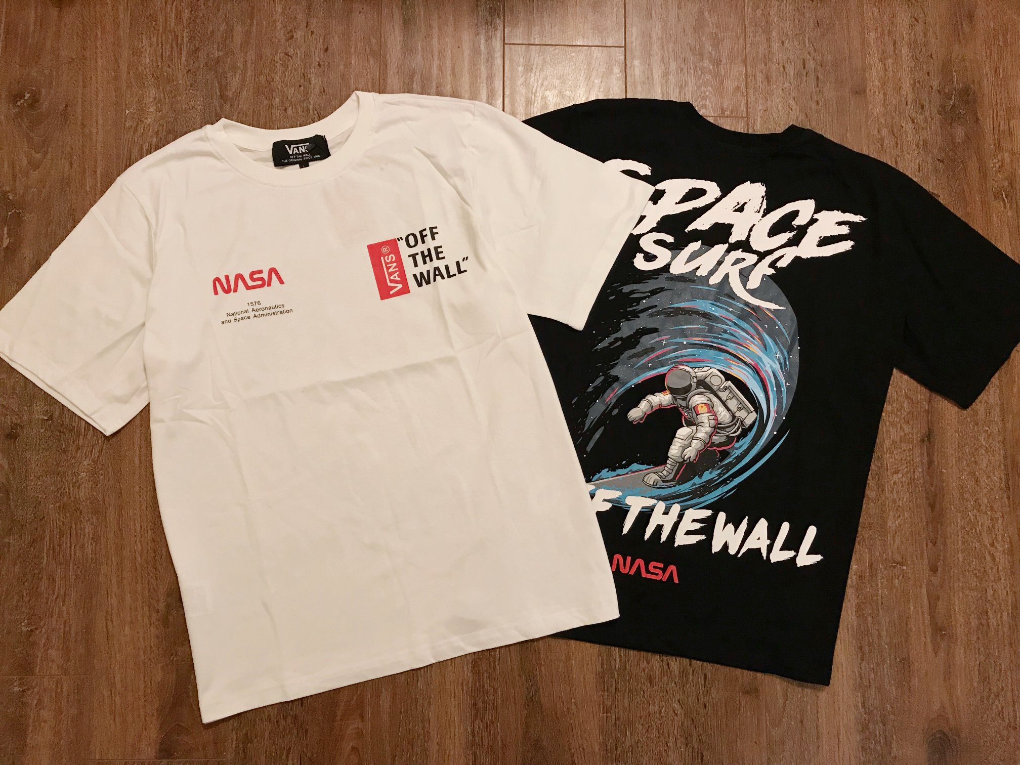 60 NASA x Vans 联名太空冲浪系列T恤 两大品牌联名系列的完整面纱终于被掀开。