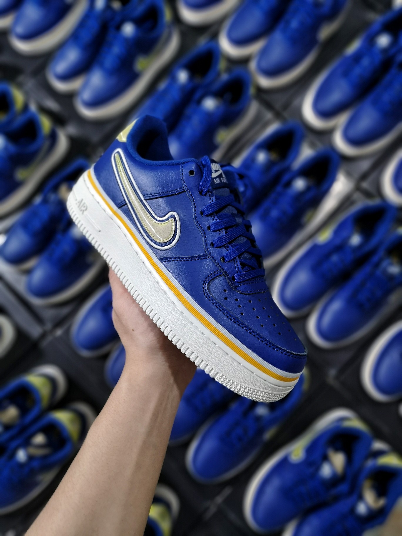 130  精准库存2000+放心主推<br />Nike Air Force 1 Low Sport NBADeep Royal University Gold 蓝黄勇士<br />型号 AJ7748-400<br />40 40.5 41 42 42.5 43  44 44.5 45<br />原厂皮料  内置sole气垫  特殊幻变logo材质