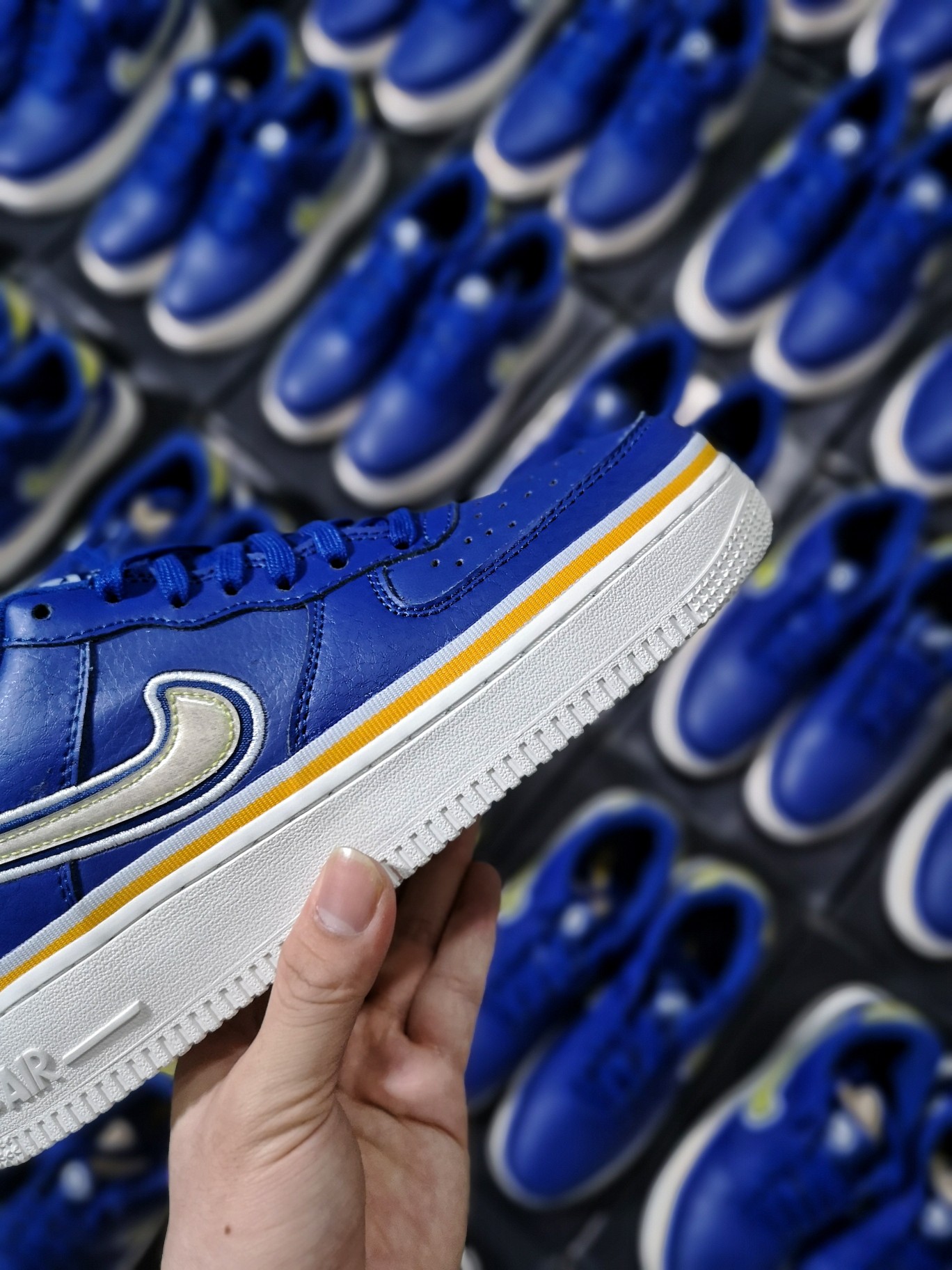 130  精准库存2000+放心主推<br />Nike Air Force 1 Low Sport NBADeep Royal University Gold 蓝黄勇士<br />型号 AJ7748-400<br />40 40.5 41 42 42.5 43  44 44.5 45<br />原厂皮料  内置sole气垫  特殊幻变logo材质