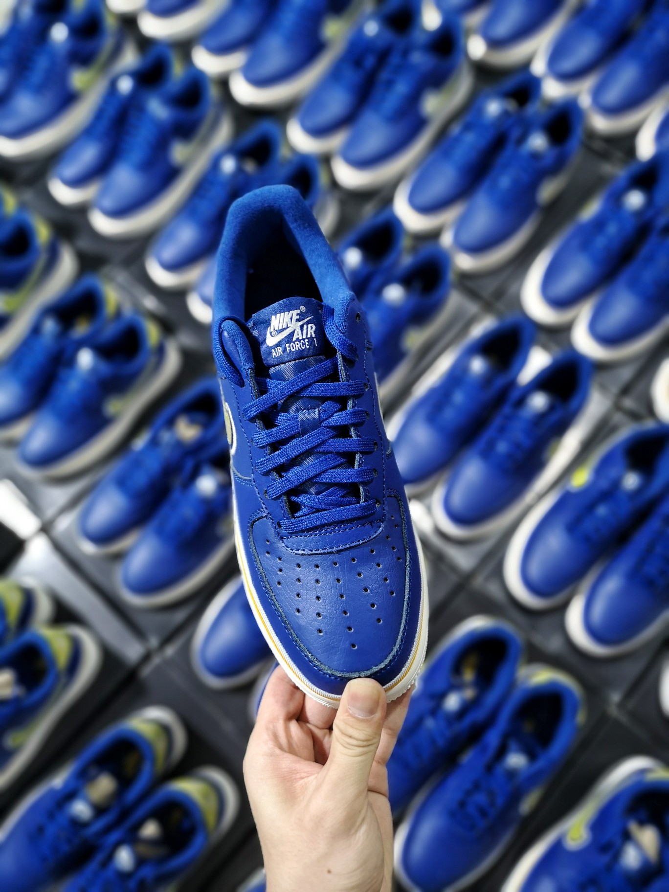 130  精准库存2000+放心主推<br />Nike Air Force 1 Low Sport NBADeep Royal University Gold 蓝黄勇士<br />型号 AJ7748-400<br />40 40.5 41 42 42.5 43  44 44.5 45<br />原厂皮料  内置sole气垫  特殊幻变logo材质