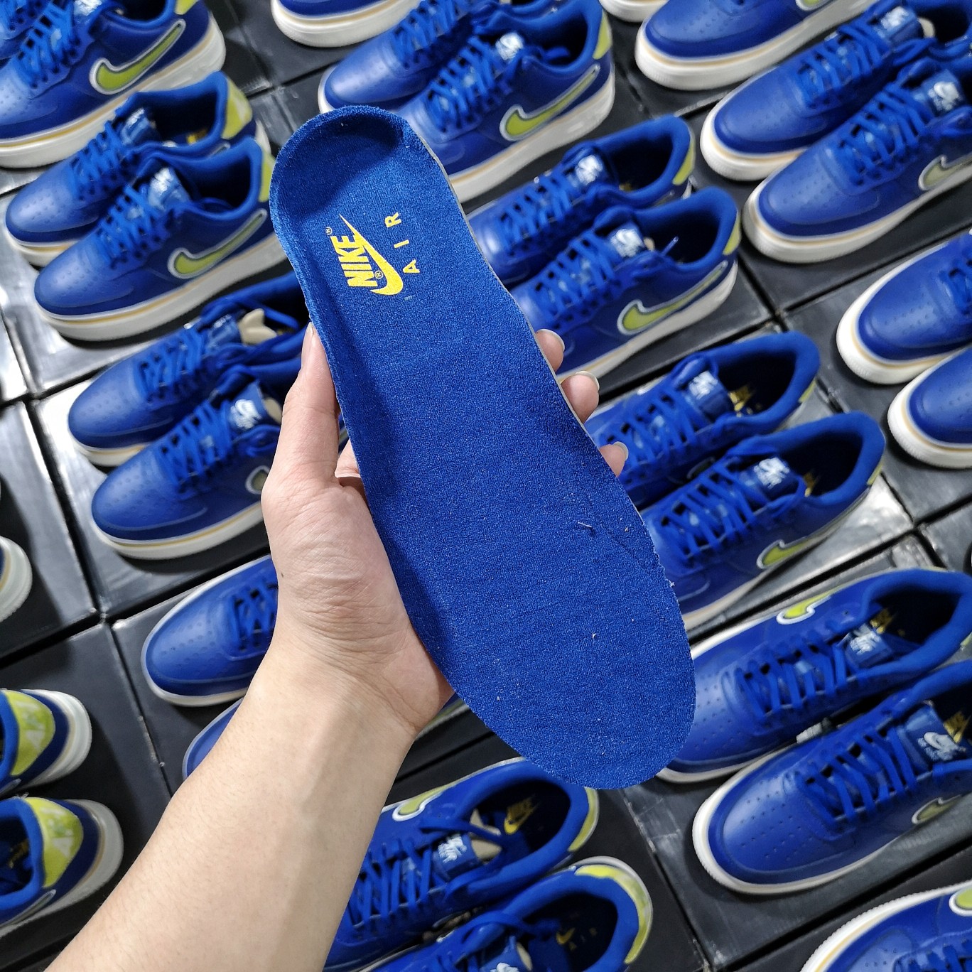 130  精准库存2000+放心主推<br />Nike Air Force 1 Low Sport NBADeep Royal University Gold 蓝黄勇士<br />型号 AJ7748-400<br />40 40.5 41 42 42.5 43  44 44.5 45<br />原厂皮料  内置sole气垫  特殊幻变logo材质