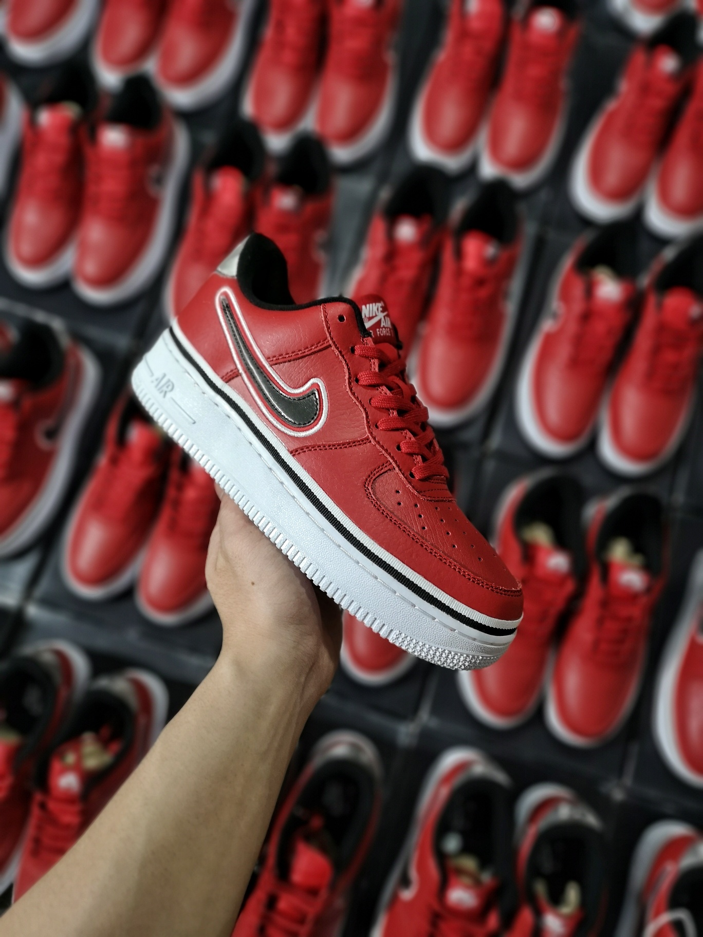 130 精准库存2000+<br />Nike Air Force 1 Low Sport NBA  Varsity Red 公牛红 <br /> 型号 AJ7748-600<br />40 40.5 41 42 42.5 43  44 44.5 45<br />原厂皮料  内置sole气垫  特殊幻变logo材质