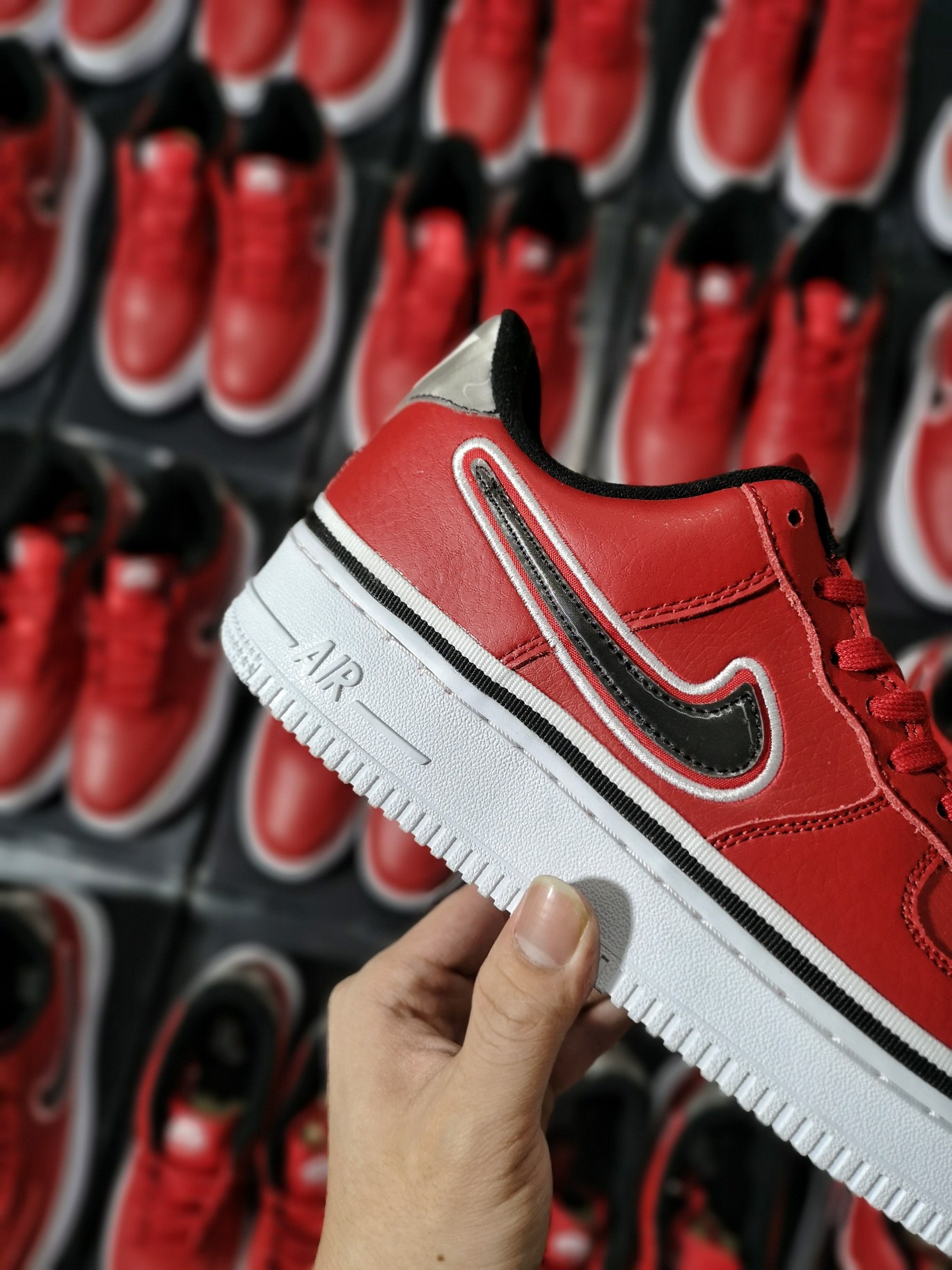 130 精准库存2000+<br />Nike Air Force 1 Low Sport NBA  Varsity Red 公牛红 <br /> 型号 AJ7748-600<br />40 40.5 41 42 42.5 43  44 44.5 45<br />原厂皮料  内置sole气垫  特殊幻变logo材质