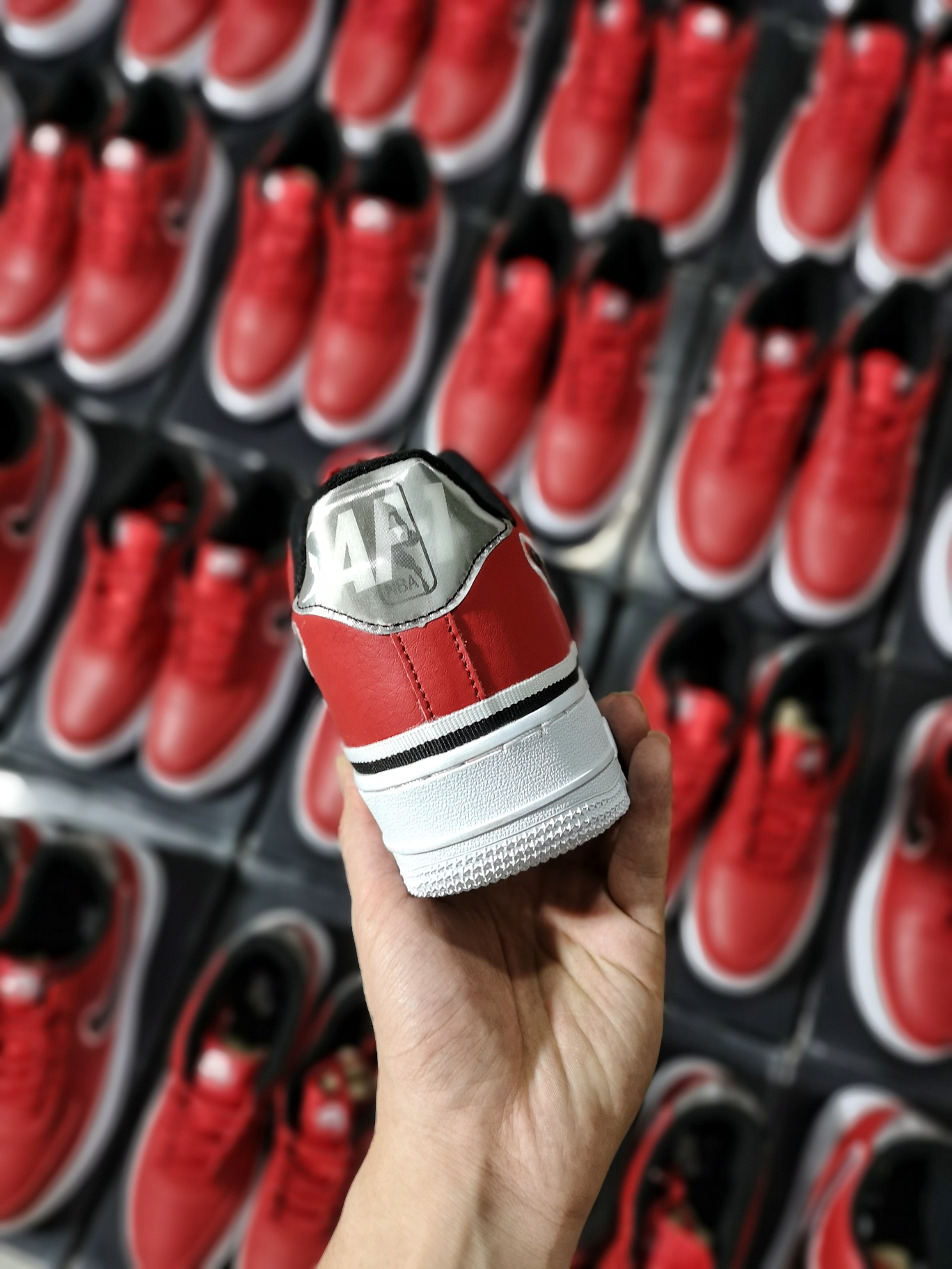 130 精准库存2000+<br />Nike Air Force 1 Low Sport NBA  Varsity Red 公牛红 <br /> 型号 AJ7748-600<br />40 40.5 41 42 42.5 43  44 44.5 45<br />原厂皮料  内置sole气垫  特殊幻变logo材质