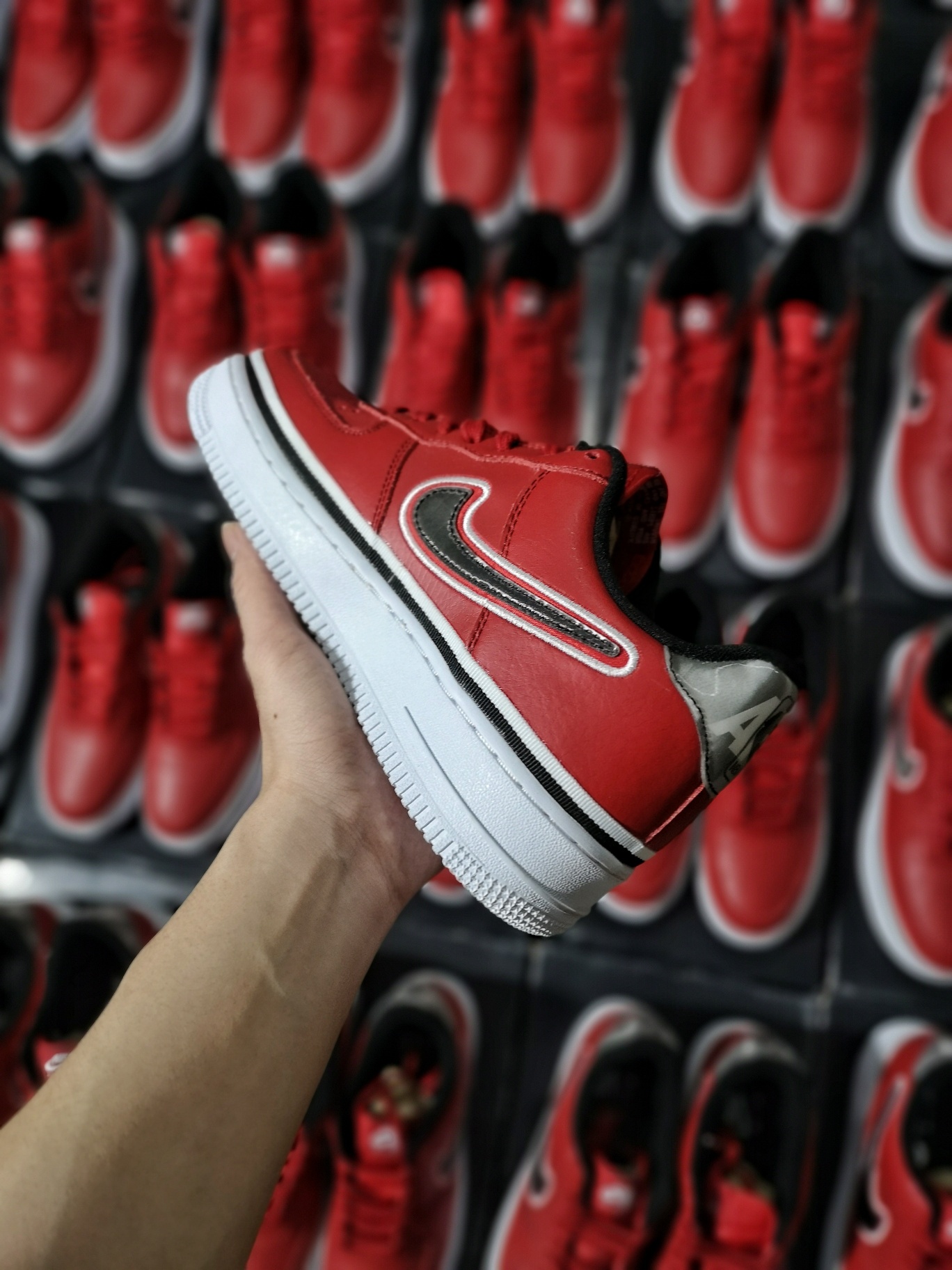 130 精准库存2000+<br />Nike Air Force 1 Low Sport NBA  Varsity Red 公牛红 <br /> 型号 AJ7748-600<br />40 40.5 41 42 42.5 43  44 44.5 45<br />原厂皮料  内置sole气垫  特殊幻变logo材质