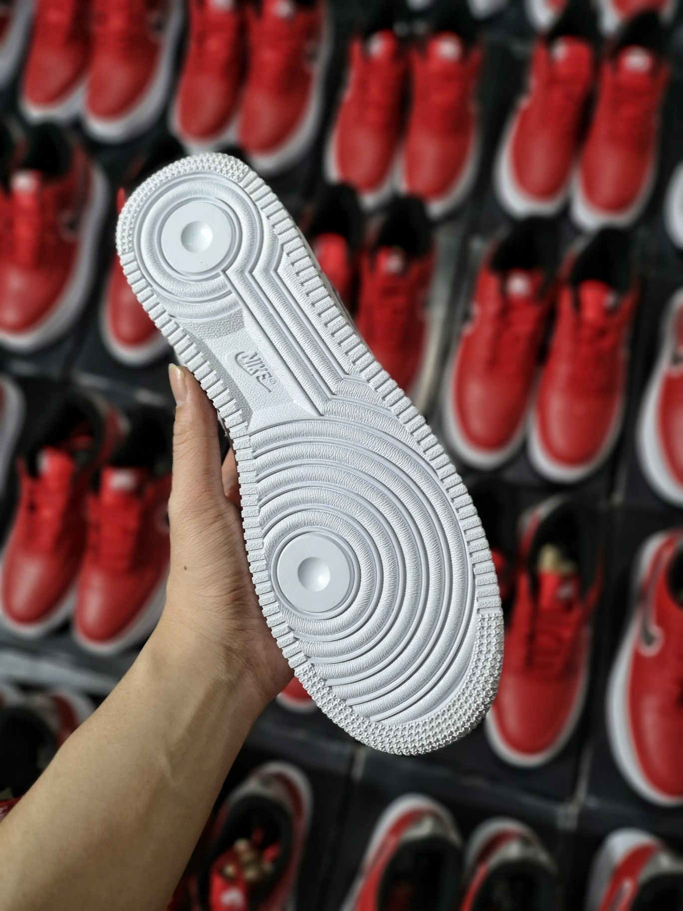 130 精准库存2000+<br />Nike Air Force 1 Low Sport NBA  Varsity Red 公牛红 <br /> 型号 AJ7748-600<br />40 40.5 41 42 42.5 43  44 44.5 45<br />原厂皮料  内置sole气垫  特殊幻变logo材质