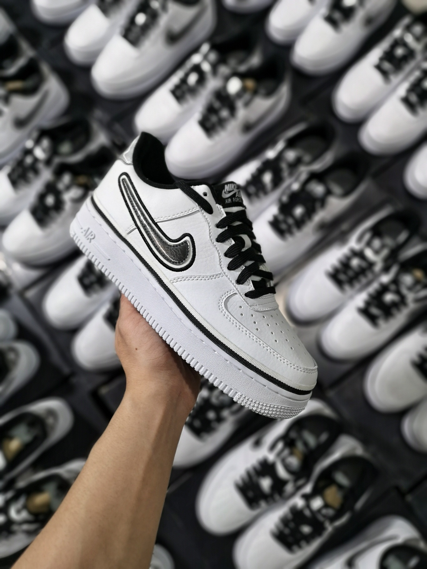 130精准库存2000+<br />Nike Air Force 1 Low Sport NBA<br />White Black黑白马刺<br />型号 AJ7748-100<br />36 36.5 37.5 38 38.5 39  40 40.5 41 42 42.5 43  44 44.5 45<br />原厂皮料  内置sole气垫  特殊幻变logo材质