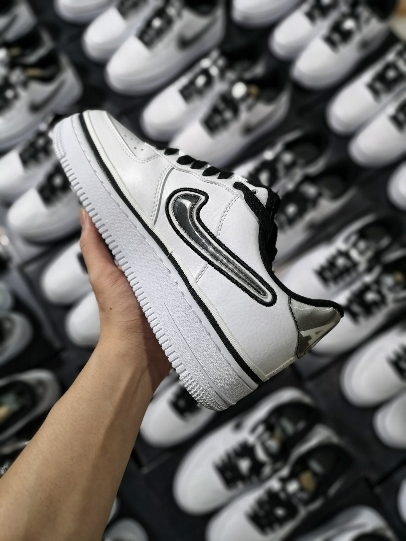 130精准库存2000+<br />Nike Air Force 1 Low Sport NBA<br />White Black黑白马刺<br />型号 AJ7748-100<br />36 36.5 37.5 38 38.5 39  40 40.5 41 42 42.5 43  44 44.5 45<br />原厂皮料  内置sole气垫  特殊幻变logo材质