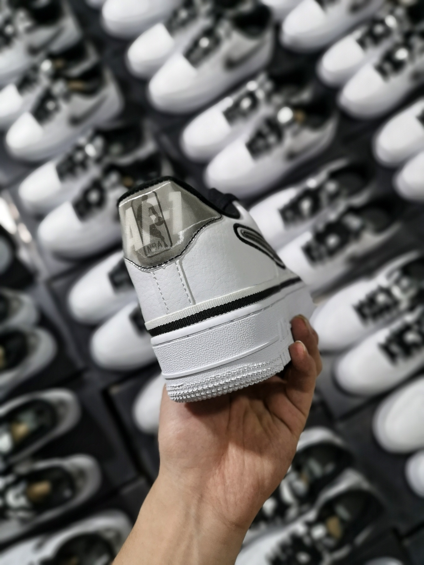 130精准库存2000+<br />Nike Air Force 1 Low Sport NBA<br />White Black黑白马刺<br />型号 AJ7748-100<br />36 36.5 37.5 38 38.5 39  40 40.5 41 42 42.5 43  44 44.5 45<br />原厂皮料  内置sole气垫  特殊幻变logo材质