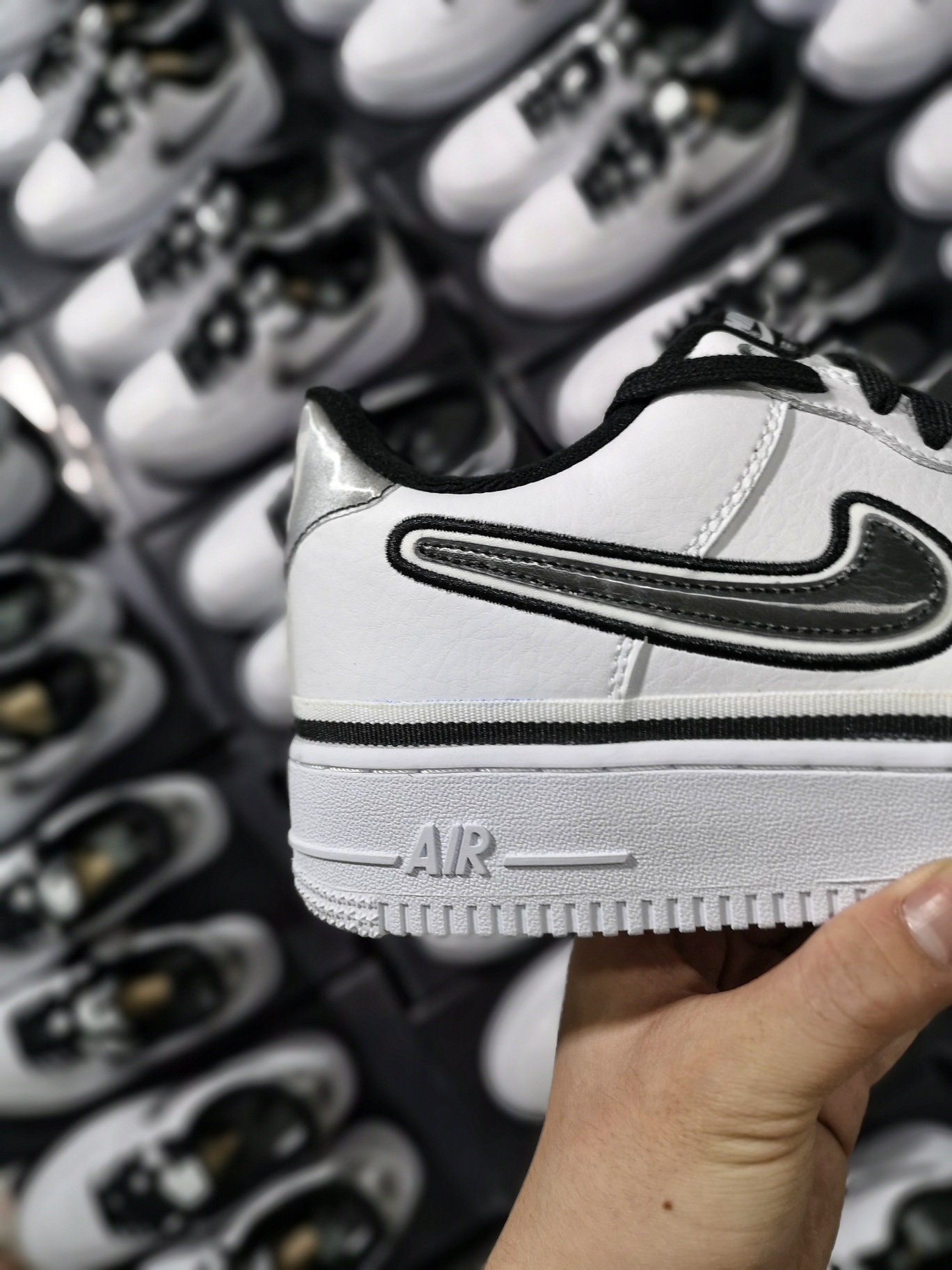 130精准库存2000+<br />Nike Air Force 1 Low Sport NBA<br />White Black黑白马刺<br />型号 AJ7748-100<br />36 36.5 37.5 38 38.5 39  40 40.5 41 42 42.5 43  44 44.5 45<br />原厂皮料  内置sole气垫  特殊幻变logo材质