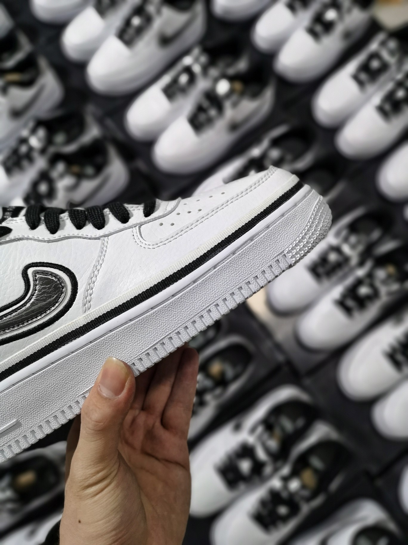 130精准库存2000+<br />Nike Air Force 1 Low Sport NBA<br />White Black黑白马刺<br />型号 AJ7748-100<br />36 36.5 37.5 38 38.5 39  40 40.5 41 42 42.5 43  44 44.5 45<br />原厂皮料  内置sole气垫  特殊幻变logo材质