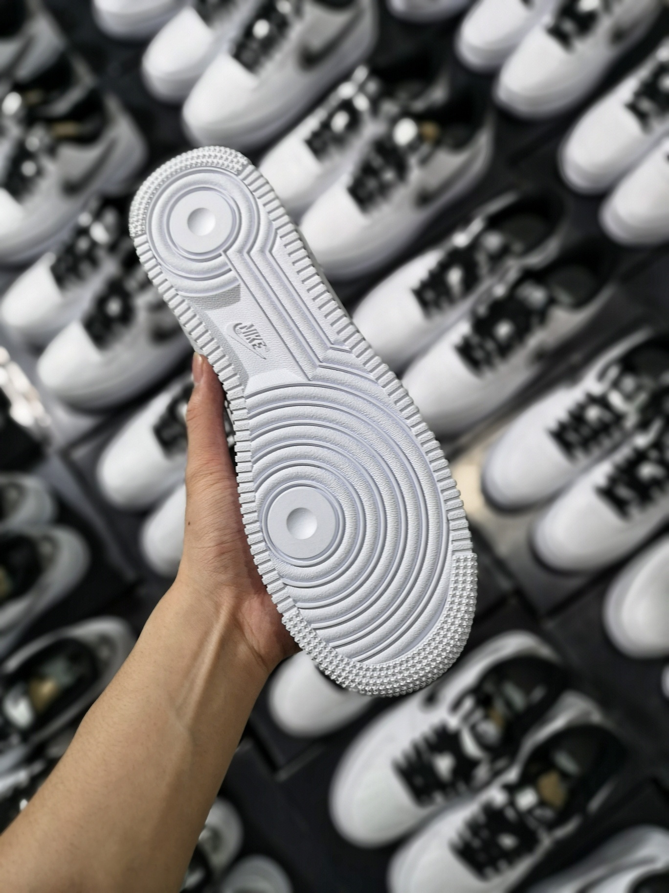 130精准库存2000+<br />Nike Air Force 1 Low Sport NBA<br />White Black黑白马刺<br />型号 AJ7748-100<br />36 36.5 37.5 38 38.5 39  40 40.5 41 42 42.5 43  44 44.5 45<br />原厂皮料  内置sole气垫  特殊幻变logo材质