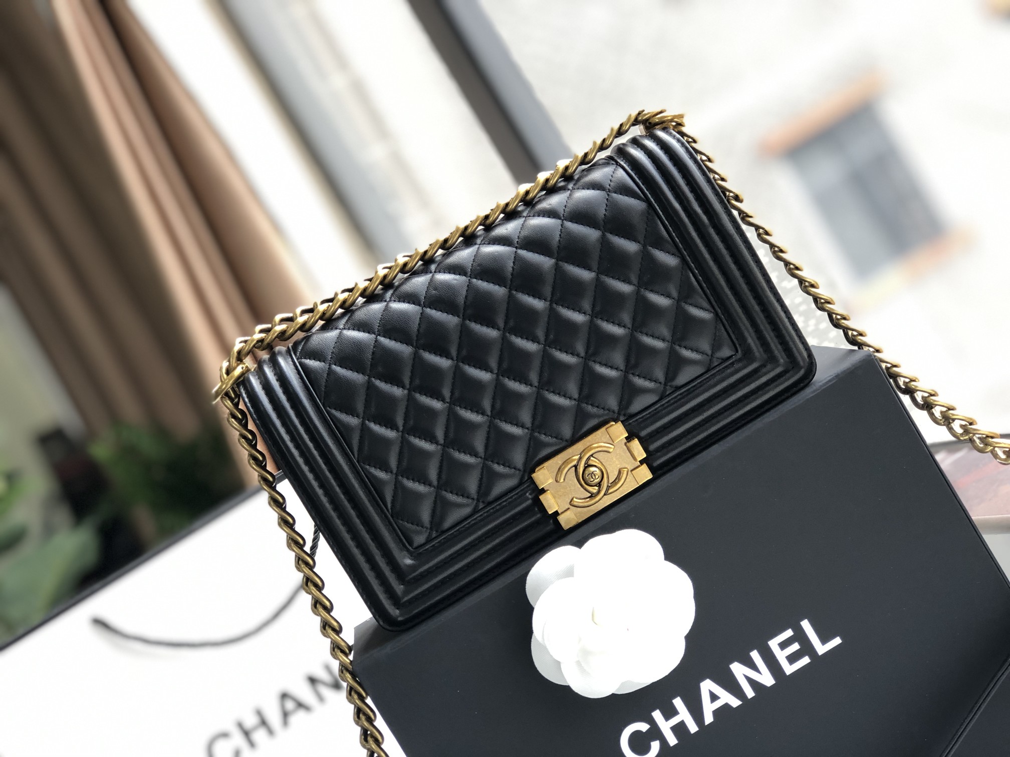 Bolso Chanel Leboy de piel de cordero con diseño en V, 25 cm