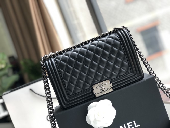 Chanel Classique Le Boy en Agneau Noir, Quincaillerie Dorée 24K, 25 cm 1 Chanel Classique Le Boy en Agneau Noir, Quincaillerie Dorée 24K, 25 cm
