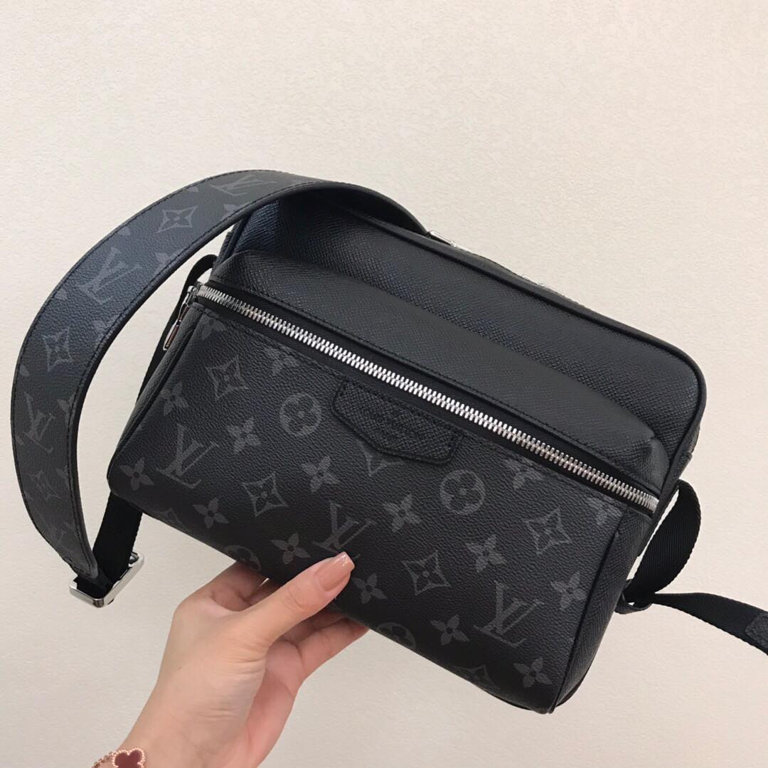 NO:201064,【M30233】Black OUTDOOR Postman Bag Taga leather and Monogram canvas welcome the spring and summer of 2019, applying harmonious colors to the bold design of the Outdoor messenger bag. The silver zipper on the front is painted with exquisite details, and adjustable shoulder straps to create an easy carrying experience. Size 26 x 20.0 x 10.5 cm, pure steel hardware with imported Taiwanese fabric, LV [top original list], louis vuitton19860909【M30233】黑色 OUTDOOR 邮差包 Taga 皮革与 Monogram 帆布的交融迎接 2019 年春夏,为 Outdoor 信使包的大胆设计涂抹和谐色彩.正面的银色拉链与金属件绘上精致细节,可调节肩带打造轻松背携体验.尺寸26 x 20.0 x 10.5 cm,纯钢五金搭配台湾进口面料,LV【顶级原单】,louis vuitton,Bag