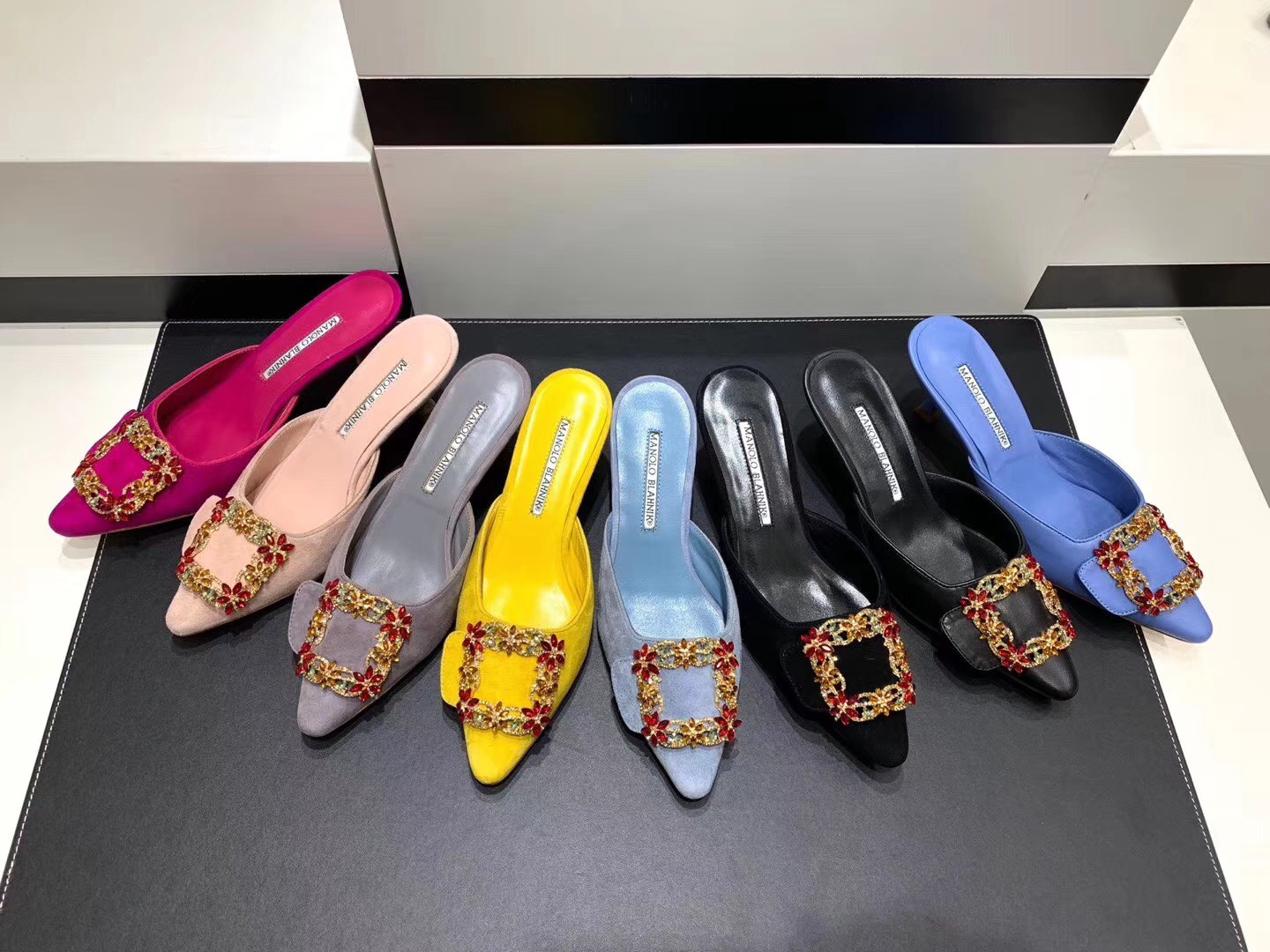 NO:787006,Manolo Blahnik's new summer style, the mysterious and tempting fabric is imported sheep, the body is super beautiful, showing the elegance of a woman, silky sexy, aestheticism, you can't put it down [Embrace] [Embrace] [Embrace] Sheepskin feet, genuine leather outsole, really good product [Seduce] [Seduce] [Seduce] Heel height 6.5cm Code number: 34-40,, yuan, half drag, manolo blahnik, sheepskin, sheep, Leather soles19860909Manolo Blahnik 夏季新款,神秘诱惑面料进口羊猄、形体超美展现女人优雅气质,丝丝性感,唯美主义,让你爱不释手[拥抱][拥抱][拥抱]羊皮垫脚,真皮大底,真正好货 [勾引][勾引][勾引]跟高6.5cm 码数:34-40,,元,半拖,manolo blahnik,sheepskin,sheep,Leather soles,Women's Shoes