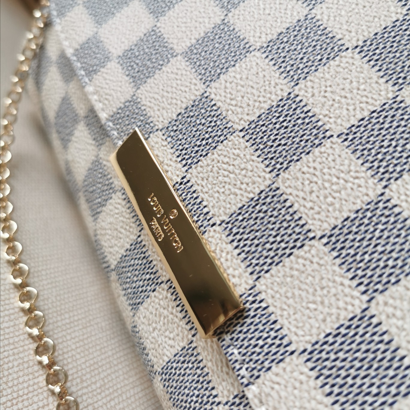 Louis Vuitton HKD9800 Damier Azur 28x17 4cm crossbody everyday