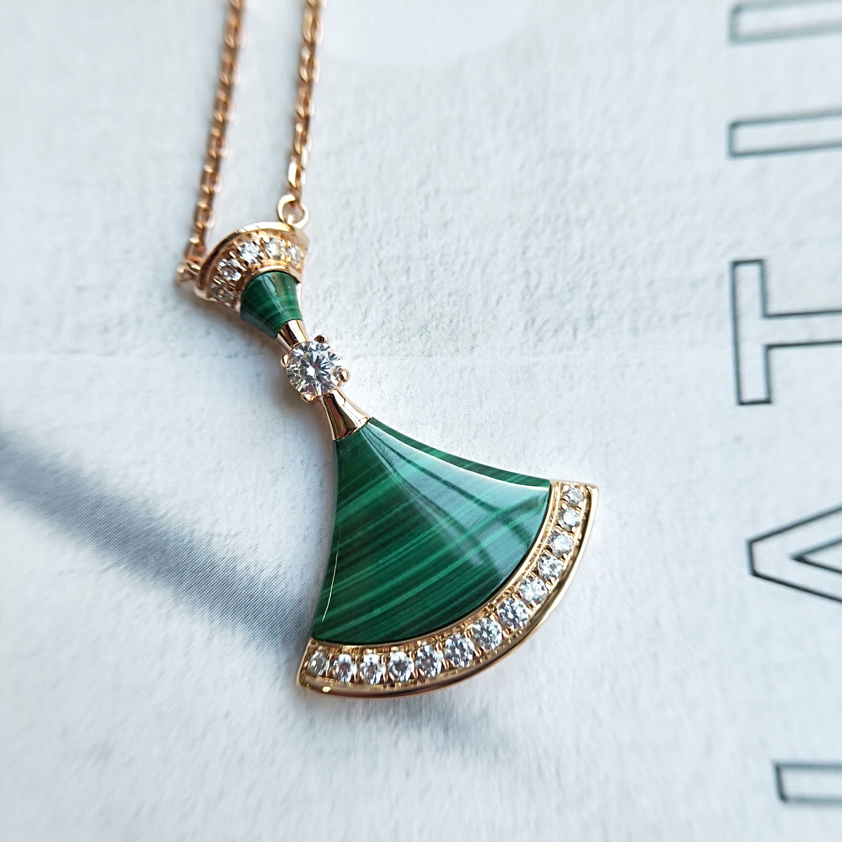 NO:669593,Baojia DIVAS actual shooting, natural malachite skirt, developed according to z, perfect details, in stock 88300,,skirts,Cardia high-end jewelry19860909宝家DIVAS实物拍摄 天然孔雀石裙子 按z开发 细节完美 现货88300,,skirts,卡迪亚高端饰品,Jewelry