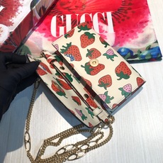 G家不断以别出心裁的方式将品牌标识引领至时尚前沿,本季中将互扣式G与马衔扣这两个颇具辨识度的品牌元素合二 G家不断以别出心裁的方式将品牌标识引领至时尚前沿,本季中将互扣式G与马衔扣这两个颇具辨识度的品牌元素合二