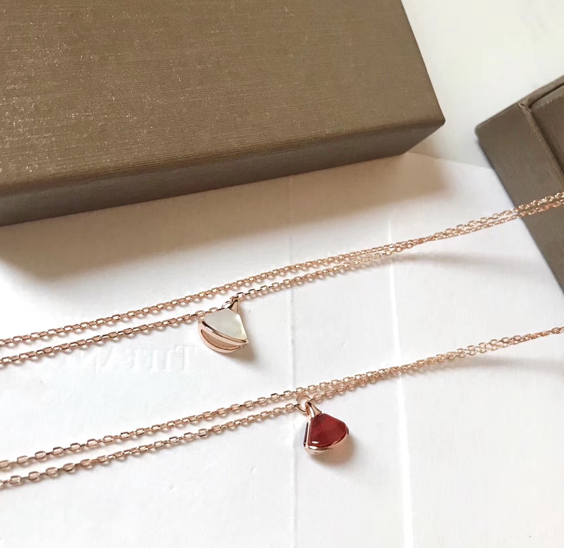 NO:102196,BV skirt fan bracelet, all kinds of versatile, top 925 sterling silver thick gold white mother shell natural material, white shell/corchalice, Bulgari bracelet, bottega veneta, bvlgari, skirts, bracelet, pure silver19860909BV裙子扇形手链 各种百搭 顶级925纯银厚金白母贝天然材质 白贝/红玉髓,宝格丽手链,bottega veneta,bvlgari,skirts,bracelet,pure silver,Jewelry