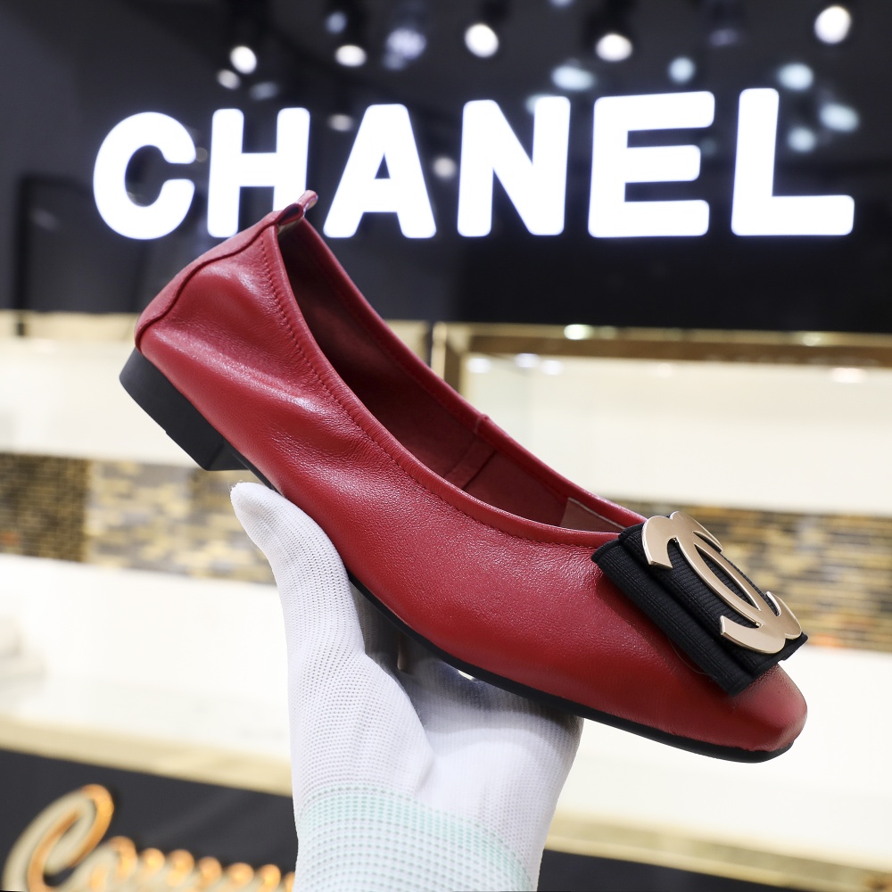 ⬆️🆕工厂价135  💰
上新❗️早春款小香蛋卷鞋，舒适楦型不挑脚😍，5mm高弹乳胶让你穿起来超级柔软舒适😄。面料进口绵羊皮，内里垫脚统统采用柔软小羊皮❗️黑 枪 金 银 红 粉 兰 酒红 8色可选 码数35～40定做41