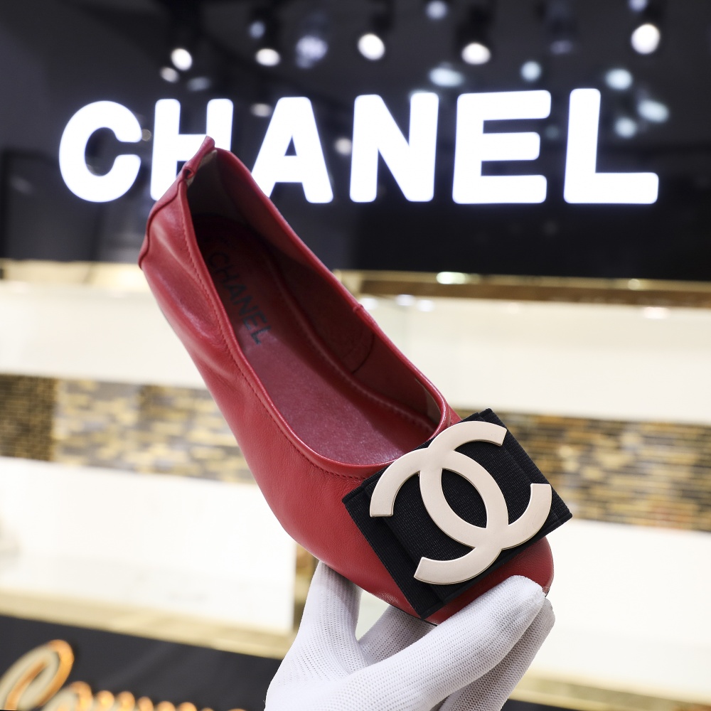 ⬆️🆕工厂价135  💰
上新❗️早春款小香蛋卷鞋，舒适楦型不挑脚😍，5mm高弹乳胶让你穿起来超级柔软舒适😄。面料进口绵羊皮，内里垫脚统统采用柔软小羊皮❗️黑 枪 金 银 红 粉 兰 酒红 8色可选 码数35～40定做41