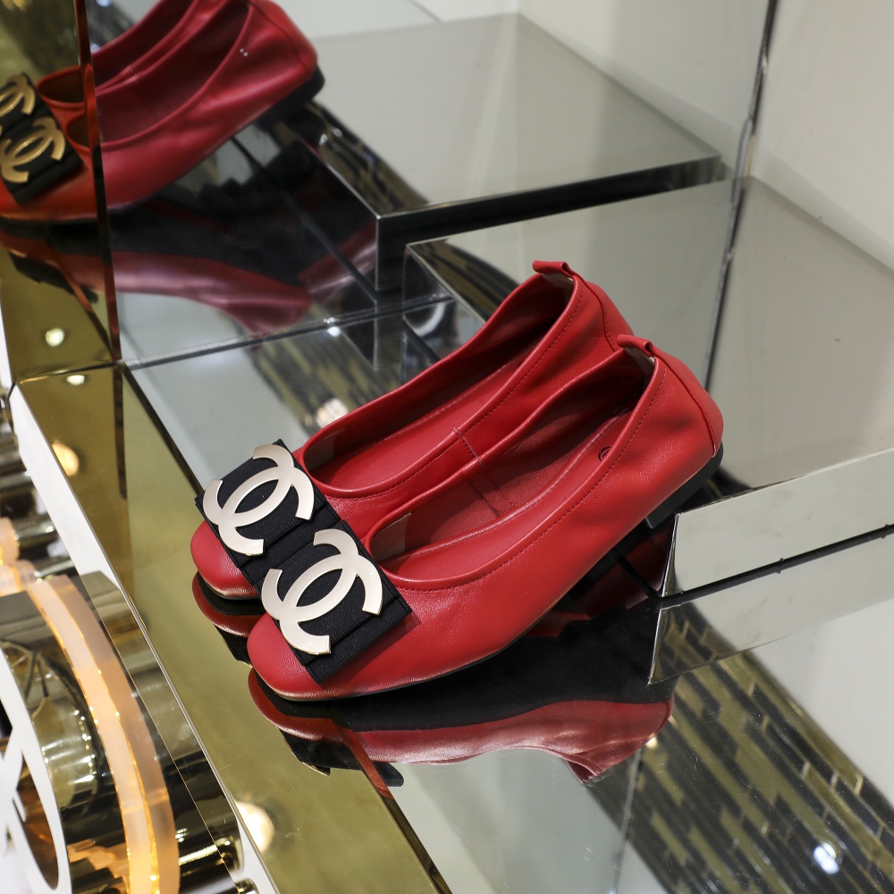 ⬆️🆕工厂价135  💰
上新❗️早春款小香蛋卷鞋，舒适楦型不挑脚😍，5mm高弹乳胶让你穿起来超级柔软舒适😄。面料进口绵羊皮，内里垫脚统统采用柔软小羊皮❗️黑 枪 金 银 红 粉 兰 酒红 8色可选 码数35～40定做41