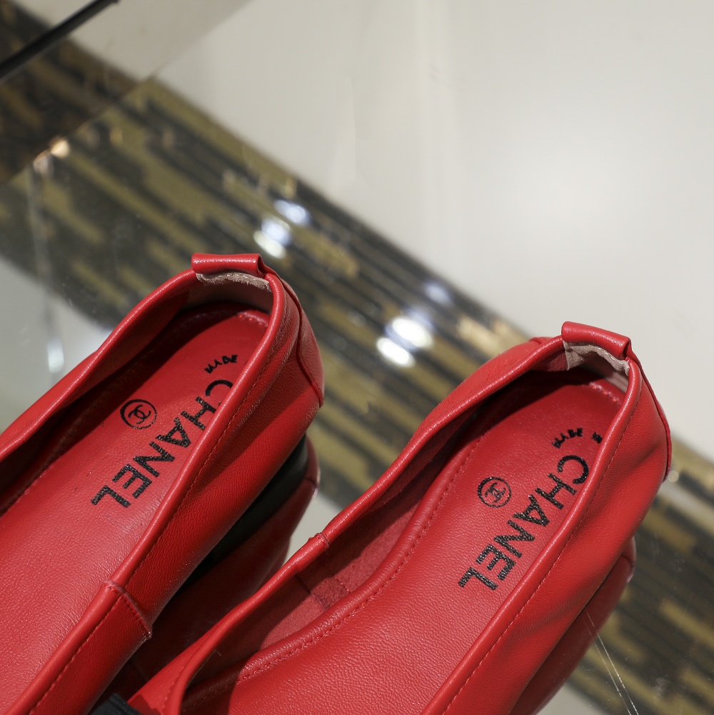 ⬆️🆕工厂价135  💰
上新❗️早春款小香蛋卷鞋，舒适楦型不挑脚😍，5mm高弹乳胶让你穿起来超级柔软舒适😄。面料进口绵羊皮，内里垫脚统统采用柔软小羊皮❗️黑 枪 金 银 红 粉 兰 酒红 8色可选 码数35～40定做41