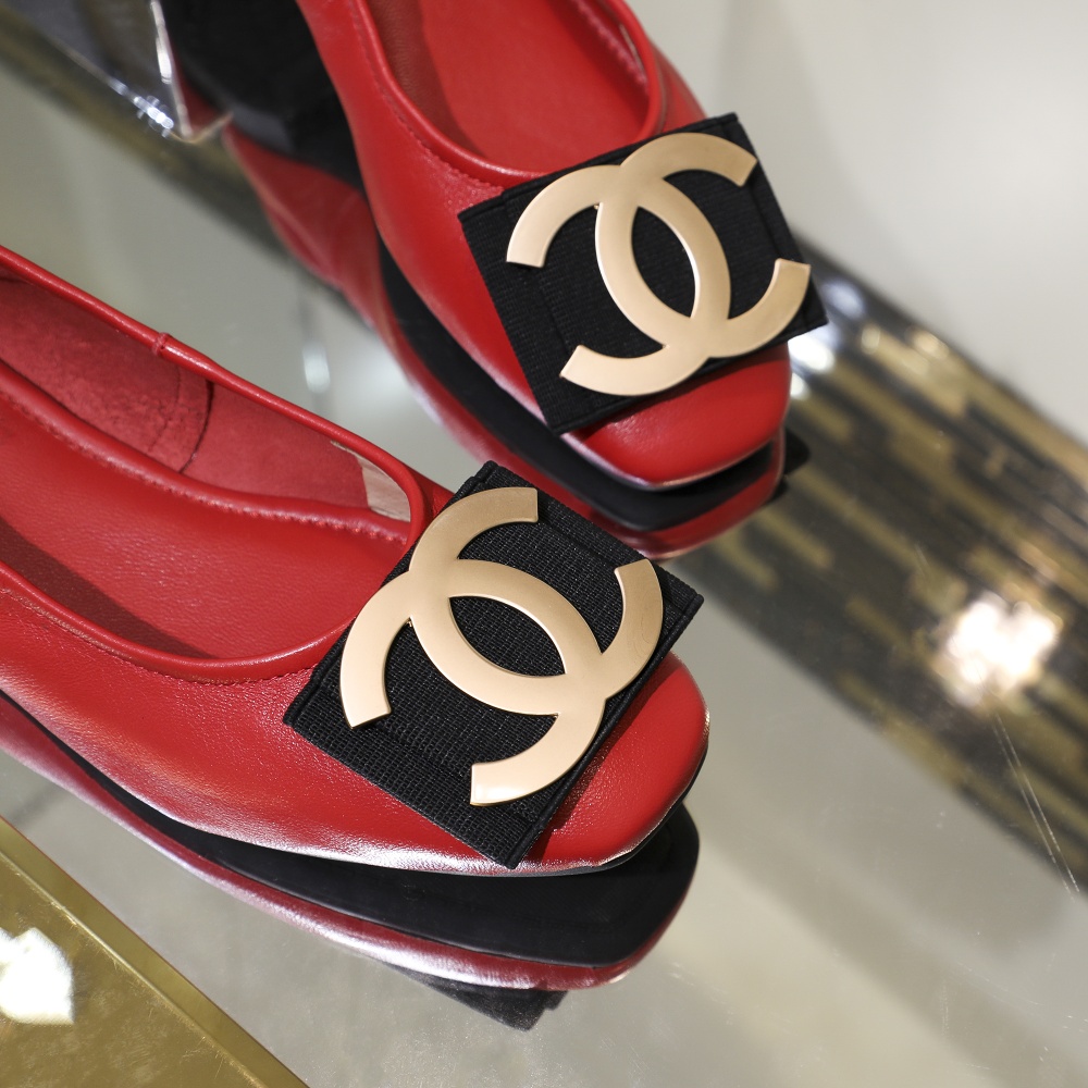 ⬆️🆕工厂价135  💰
上新❗️早春款小香蛋卷鞋，舒适楦型不挑脚😍，5mm高弹乳胶让你穿起来超级柔软舒适😄。面料进口绵羊皮，内里垫脚统统采用柔软小羊皮❗️黑 枪 金 银 红 粉 兰 酒红 8色可选 码数35～40定做41