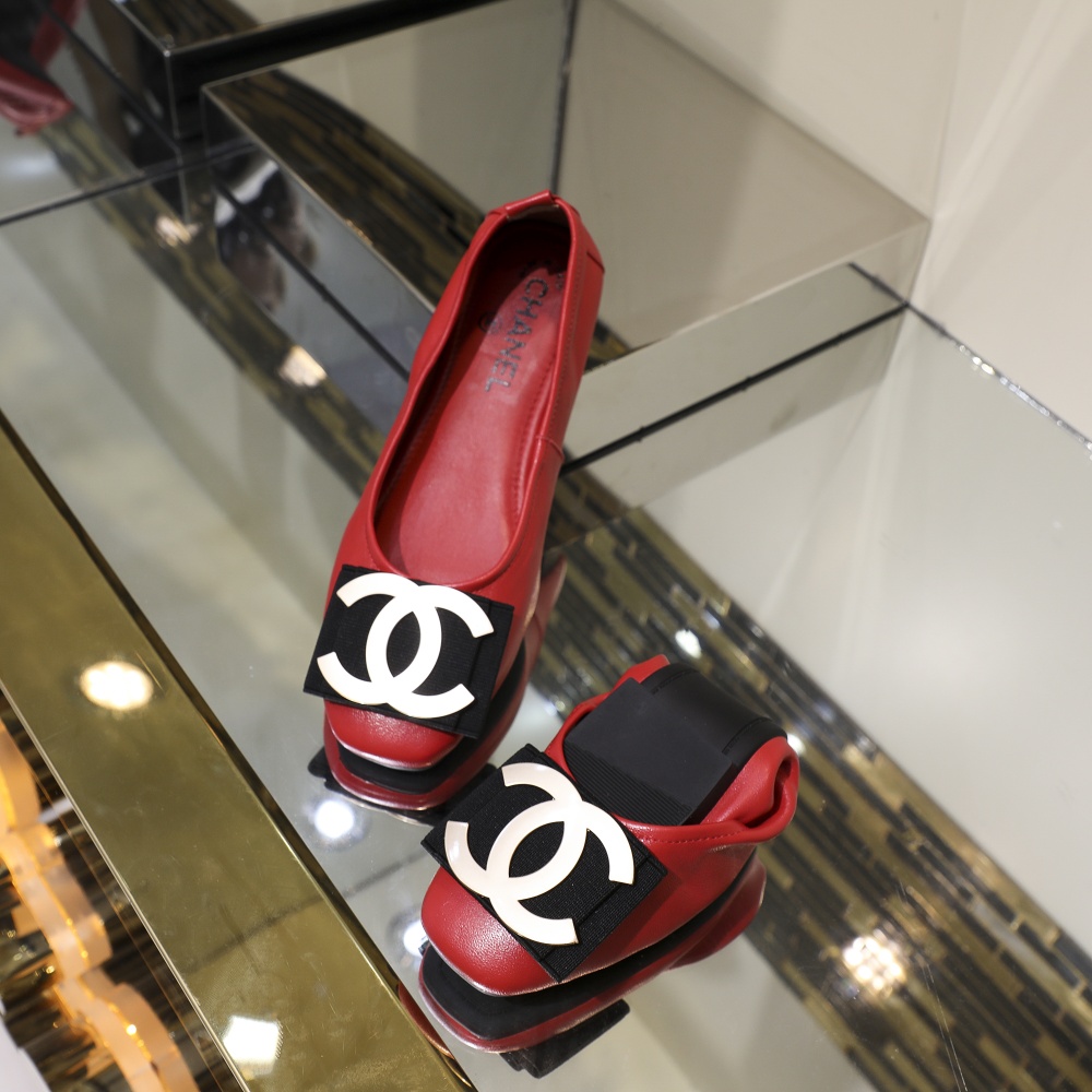 ⬆️🆕工厂价135  💰
上新❗️早春款小香蛋卷鞋，舒适楦型不挑脚😍，5mm高弹乳胶让你穿起来超级柔软舒适😄。面料进口绵羊皮，内里垫脚统统采用柔软小羊皮❗️黑 枪 金 银 红 粉 兰 酒红 8色可选 码数35～40定做41