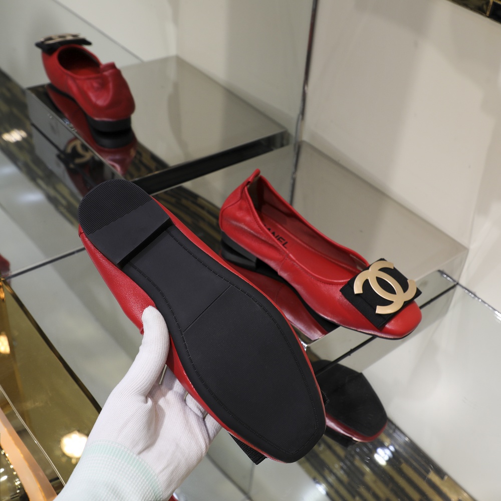 ⬆️🆕工厂价135  💰
上新❗️早春款小香蛋卷鞋，舒适楦型不挑脚😍，5mm高弹乳胶让你穿起来超级柔软舒适😄。面料进口绵羊皮，内里垫脚统统采用柔软小羊皮❗️黑 枪 金 银 红 粉 兰 酒红 8色可选 码数35～40定做41